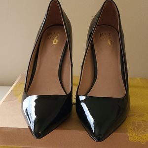 Black patent leather pointed toe pumps